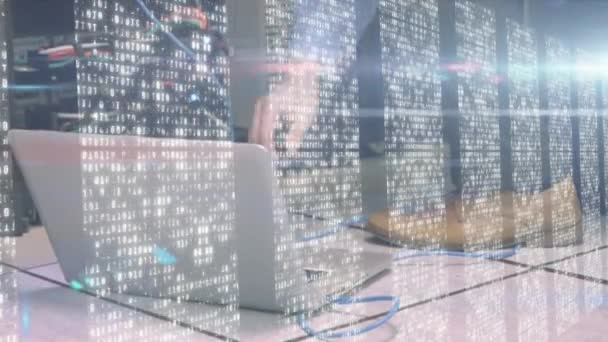 Animation d'un technicien informatique masculin travaillant sur des câbles de connexion, le traitement de données et l'information numérique circulant à travers un réseau de serveurs informatiques dans une salle de serveurs avec des pistes de lumière blanche coulant à la surface .