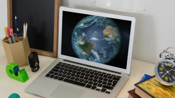 Анимация Вращения Глобуса Отображается Экране Ноутбука Столе Будильником Офисными Принадлежностями — стоковое видео