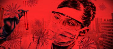 Kadın bilim adamı mavi gökyüzüne karşı test tüpü tutuyor. Coronavirus testi, küresel salgın konsepti