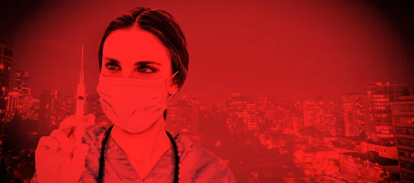 Ung Brunett Kvinnlig Läkare Som Håller Injektion Mot Upplyst Stad — Stockfoto