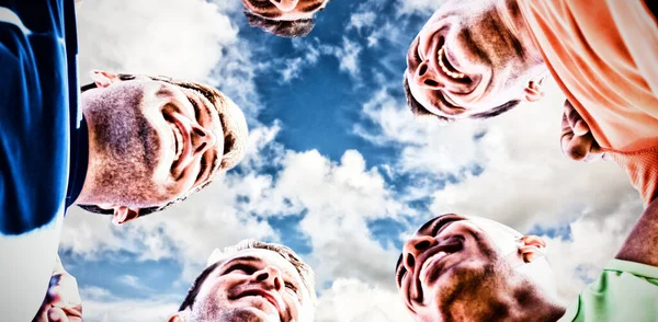 Спортсмены Обнимают Друг Друга Фоне Голубого Неба Белыми Облаками — стоковое фото