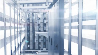 Bilgi işleme ve dijital bilginin animasyonu bir sunucu odasındaki bilgisayar sunucu ağında yüzey üzerinde parlayan beyaz ışık izleriyle birlikte akıyor.. 