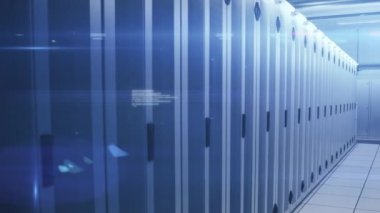 Parlayan ışıkları olan bir sunucu odasında bilgisayar sunucuları ağından akan veri işleme ve dijital bilginin animasyonu. 