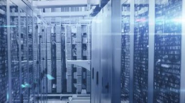 Bilgi işleme ve dijital bilginin animasyonu bir sunucu odasındaki bilgisayar sunucu ağında yüzey üzerinde parlayan beyaz ışık izleriyle birlikte akıyor.. 