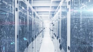 Bilgi işleme ve dijital bilginin animasyonu bir sunucu odasındaki bilgisayar sunucu ağında yüzey üzerinde parlayan beyaz ışık izleriyle birlikte akıyor.. 