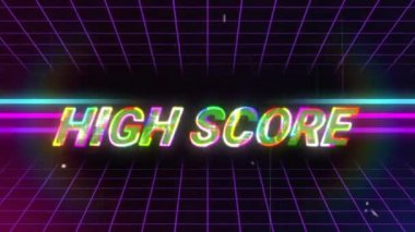Klasik video oyunu ekranının animasyonu. Metalik çok renkli büyük harflerle yazılmış Yüksek Puanlı kelimeler. Gökkuşağı halesi ile siyah arkaplan üzerinde hareket eden mor ızgaranın kusursuz döngüsü..