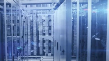 Parlayan ışıkları olan bir sunucu odasında bilgisayar sunucuları ağından akan veri işleme ve dijital bilginin animasyonu. İnternet hizmet sağlayıcısı veya veri işleme merkezi genel ağı.