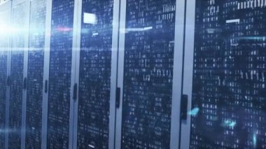 Bilgi işleme ve dijital bilginin animasyonu bir sunucu odasındaki bilgisayar sunucu ağında yüzey üzerinde parlayan beyaz ışık izleriyle birlikte akıyor.. 