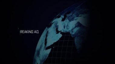 Beyaz ve dönen mavi parlayan dijital küreyle yazılmış flaş haber kelimelerinin animasyonu. Beyaz ızgara titreşiyor ve veri işleme kesintisi siyah arkaplan üzerinde hareket ediyor.. 