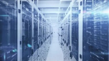 Bilgi işleme ve dijital bilginin animasyonu bir sunucu odasındaki bilgisayar sunucu ağında yüzey üzerinde parlayan beyaz ışık izleriyle birlikte akıyor.. 