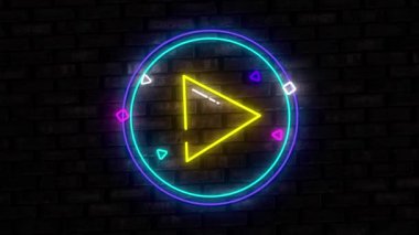 Aydınlatılmış mavi daire neon işareti ile hareket eden sarı ok oynatma simgesi arkaplandaki siyah tuğla duvarda titreşiyor. 