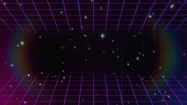 多个发白的发光星斑在黑色背景上快速移动 有发亮的紫色垂直线 顶部和底部有彩虹光芒和紫色网眼的动画 数字产生的光运动 — 图库视频影像