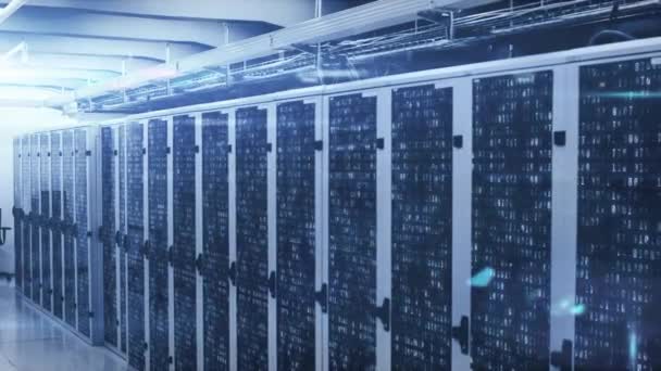 Animation du traitement des données et de l'information numérique circulant à travers le réseau de serveurs informatiques dans une salle de serveurs avec des pistes de lumière blanche clignotant sur la surface . 