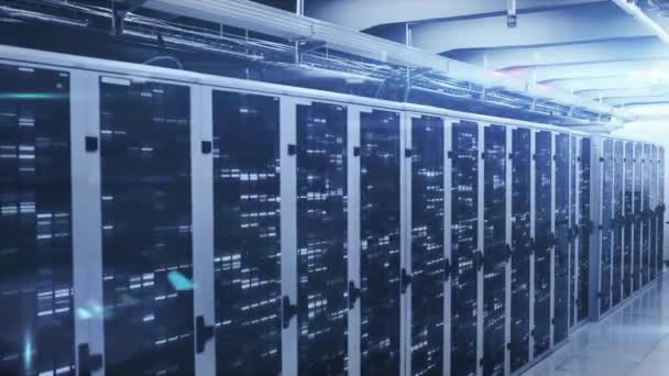 Animation du traitement des données et de l'information numérique circulant à travers le réseau de serveurs informatiques dans une salle de serveurs avec des pistes de lumière blanche clignotant sur la surface .