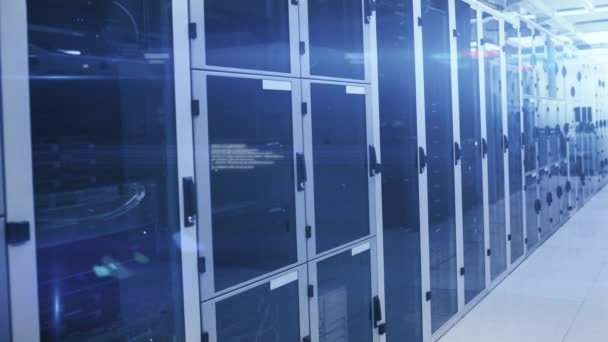 Animation du traitement des données et de l'information numérique circulant à travers le réseau de serveurs informatiques dans une salle de serveurs avec des lumières lumineuses . 