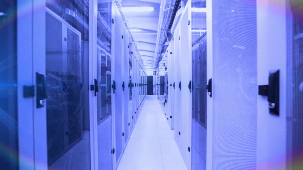 光斑动画和棱镜处理数字数据流经服务器网络 表面闪烁着闪光的服务器房间 — 图库视频影像