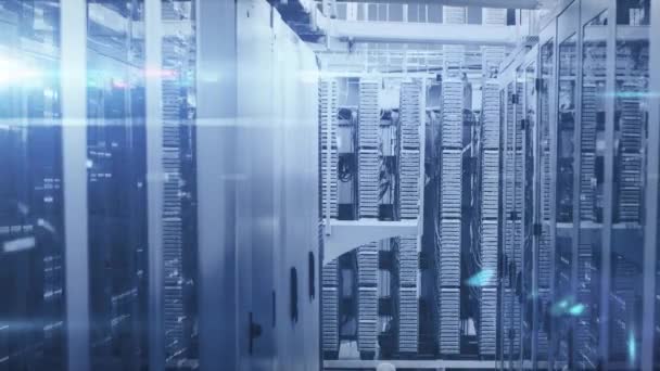 在表面闪烁着白光的服务器机房中 通过计算机服务器网络进行数据处理和数字信息流动的动画 — 图库视频影像