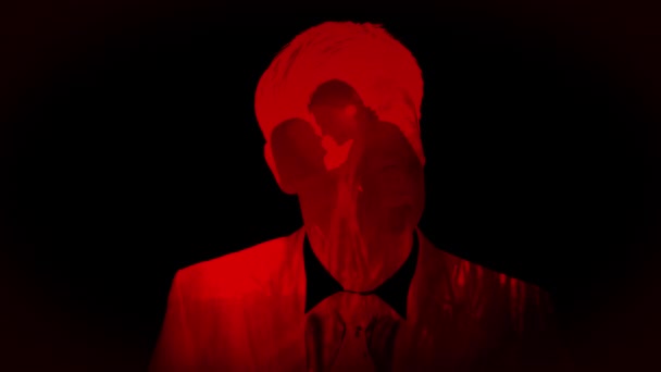 Animation Front View Man Filled Red Light Silhouettes Kissing Couple — Stock Video