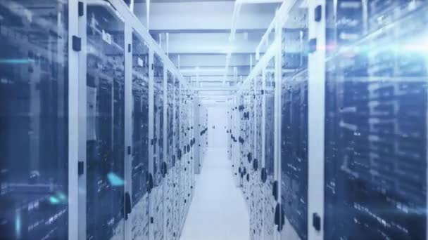 Animation du traitement des données et de l'information numérique circulant à travers le réseau de serveurs informatiques dans une salle de serveurs avec des pistes de lumière blanche clignotant sur la surface . 