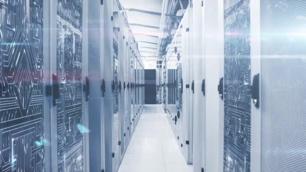 Animation du traitement des données et de l'information numérique circulant à travers le réseau de serveurs informatiques dans une salle de serveurs avec des pistes de lumière blanche clignotant sur la surface .