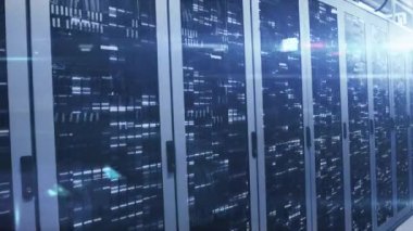 Bilgi işleme ve dijital bilginin animasyonu bir sunucu odasındaki bilgisayar sunucu ağında yüzey üzerinde parlayan beyaz ışık izleriyle birlikte akıyor.. 