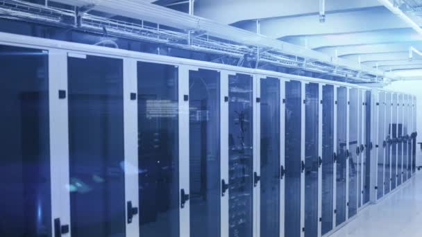 Animation du traitement des données et de l'information numérique circulant à travers le réseau de serveurs informatiques dans une salle de serveurs avec des lumières lumineuses .