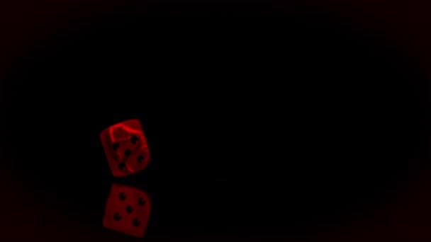 抛掷骰子的动画 跳跃并显示出三种充满红光的动画 并在黑色背景中以慢动作在表面反射 — 图库视频影像