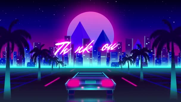 动漫的老式电子游戏屏幕上写着 用粉红发光的字母写着 后面的跑车驶向城市 棕榈树旁的公路上闪烁着粉色的月亮 — 图库视频影像