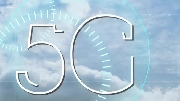 白い文字で書かれた5Gのアニメーション データ処理 背景の青い空に動く雲の上を回転する接続のネットワーク — ストック動画