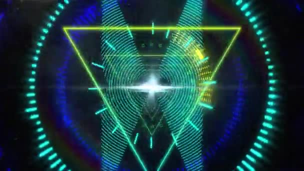 Animation de cercles et de triangles lumineux jaunes, bleus et verts se déplaçant en boucle sans couture en mouvement hypnotique sur fond noir. Écran de jeu vidéo et concept d'interface numérique image générée numériquement .