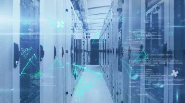 Turkuaz titreşimli üçgenlerin animasyonu, arka plandaki bir teknoloji odasındaki bilgisayar işlemcilerinin veri işlemesi. Küresel teknoloji veritabanı ve veri işleme kavramı dijital olarak oluşturuldu.