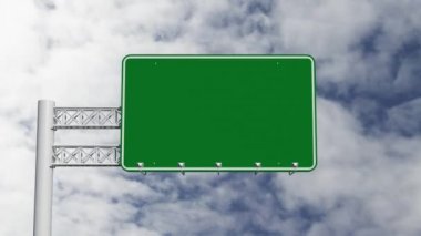 Arka planda mavi gökyüzünde hızla hareket eden bulutlu boş yeşil yol tabelası canlandırması. Bilgi ve hareket kavramı dijital olarak oluşturuldu.