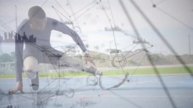 Bağlantılar ağının animasyonu, veri işleme ve istatistik kaydı, karışık ırk erkek engelli atlet bir spor stadyumunda egzersiz yapıyor, arka planda ısınma hareketleri yapıyor.. 