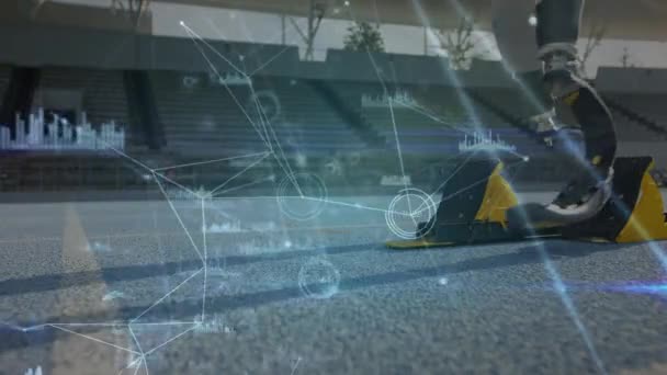 Animation du réseau de connexions, traitement des données et enregistrement des statistiques, athlète handicapé avec des jambes prothétiques s'exerçant dans un stade sportif, départ de la course à partir de blocs de départ sur une piste de course en arrière-plan .