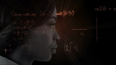 Bilimsel matematiksel formüller üzerine yazılmış bir kadının yüzünün yakın plan animasyonu. Tıp nörolojisi ve küresel bilim konsepti dijital bileşik.