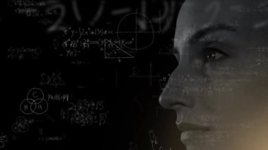Bilimsel matematiksel formüller üzerine yazılmış bir kadının yüzünün yakın plan animasyonu. Coronavirus Covid19 testi