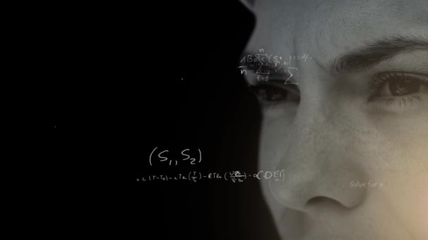 黒い背景に書かれた科学的な数学式の手の上に男の顔の近くのアニメーション 医学神経学とグローバル科学の概念デジタル複合体 コロナウイルスCovid19試験 — ストック動画