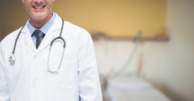 Laboratuvar önlüğü ve steteskop giyen bir erkek doktorun hastanede çalıştığı orta bölüm..
