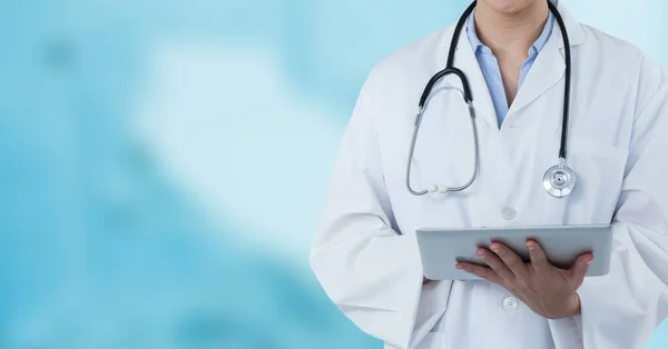 실험실 코트와 청진기를 착용하고 병원에서 일하는 디지탈 태블릿을 사용하는 의사의 — 스톡 사진