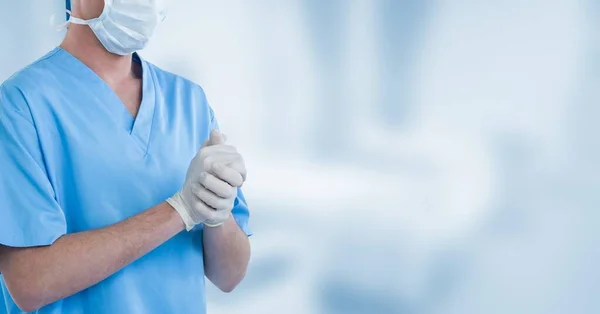 Der Mittlere Teil Des Arztes Trägt Handschuhe Und Mundschutz Gegen — Stockfoto