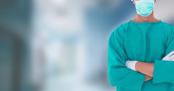 Ameliyat Önlüğü Koruyucu Maske Takmış Kollarını Kavuşturup Hastanede Çalışan Erkek — Stok fotoğraf
