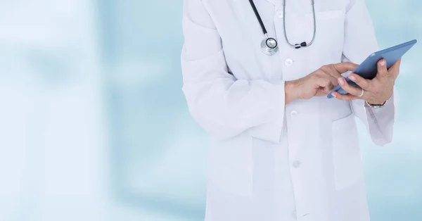 病院で働くデジタルタブレットを使用して研究室のコートと聴診器を身に着けている男性医師のミッドセクション — ストック写真
