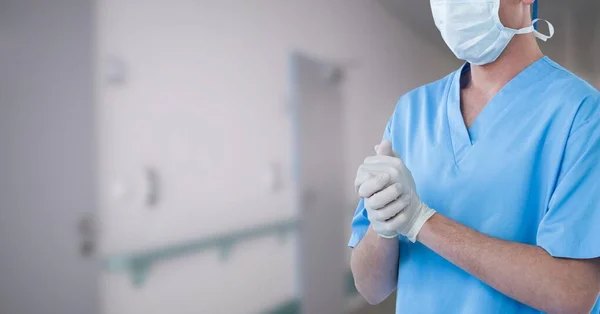 Część Środkowa Męskiego Lekarza Noszącego Rękawiczki Chirurgiczne Ochronną Maskę Twarz — Zdjęcie stockowe