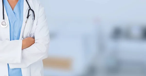 Laboratuvar Önlüğü Steteskop Giymiş Kollarını Kavuşturup Hastanede Çalışan Bir Erkek — Stok fotoğraf