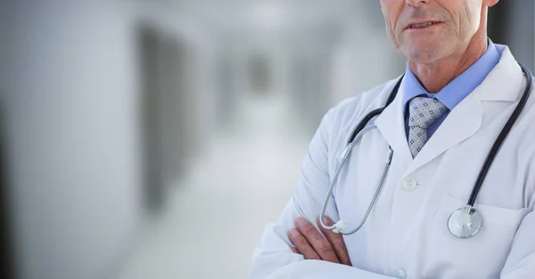 Mitten Manlig Läkare Bär Labbrock Och Stetoskop Stående Med Armarna — Stockfoto
