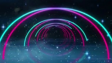 Turkuazda parlayan çok renkli geometrik çizgilerin animasyonu, mor ve pembe, gece gökyüzü ve arka planda parlayan yıldızlarla hipnoz hareketlerinde kusursuz bir döngü içinde hareket ediyor..