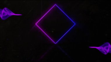 Pembe ve mavi renkli parlak geometrik çizgilerin animasyonu, siyah arkaplanda mor duman bulutlarıyla hipnotik hareketlerde kusursuz döngü içinde hareket ediyor.. 