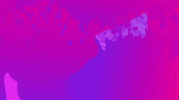 Animation d'éclaboussures fluides de couleur se déplaçant en vagues dans un mouvement hypnotique avec des rayures colorées sur fond violet .