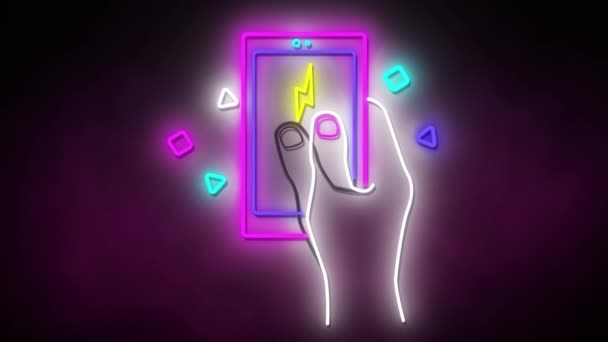 Parlak Mor Arkaplanda Titreyen Akıllı Telefon Ekranı Kullanarak Parlayan Neon — Stok video