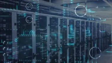 Bilgi işleme ve dijital bilginin animasyonu bir sunucu odasındaki bilgisayar sunucu ağında yüzey üzerinde ışık izleri parlayarak akıyor.. 